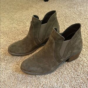 Me Too Brown Ankle Boots with Elastic Panels sz 9